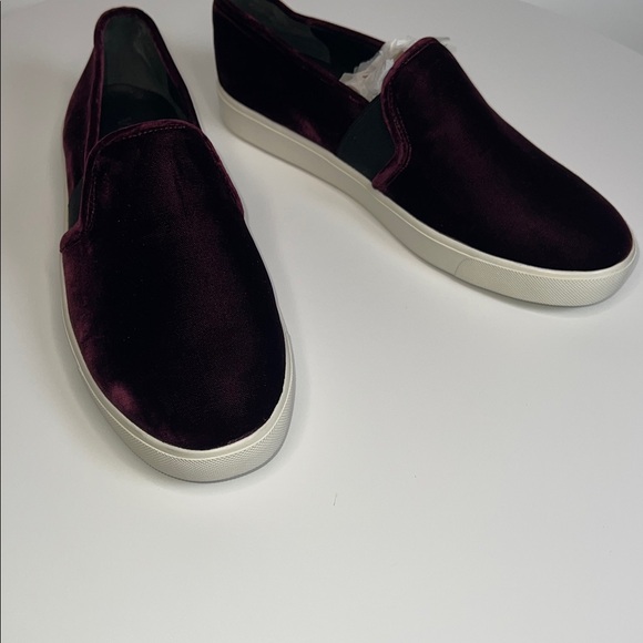 ♥️NWT VINCE WOMENS BLAIR VELVET PULL ON SNEAKERS IN PINOT SIZE 39 - Picture 9 of 14